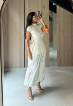 Cargar imagen en el visor de la galería, Blusa Inia Crema