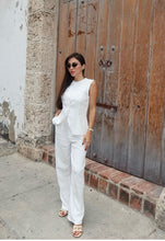 Cargar imagen en el visor de la galería, BLUSA CORAL BLANCA