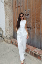 Cargar imagen en el visor de la galería, BLUSA CORAL BLANCA