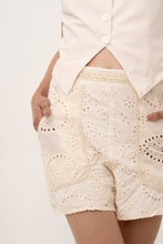 Cargar imagen en el visor de la galería, Short ojalillo