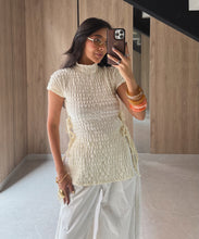 Cargar imagen en el visor de la galería, Blusa Inia Crema
