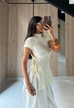 Cargar imagen en el visor de la galería, Blusa Inia Crema
