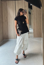 Cargar imagen en el visor de la galería, Blusa Inia Negra
