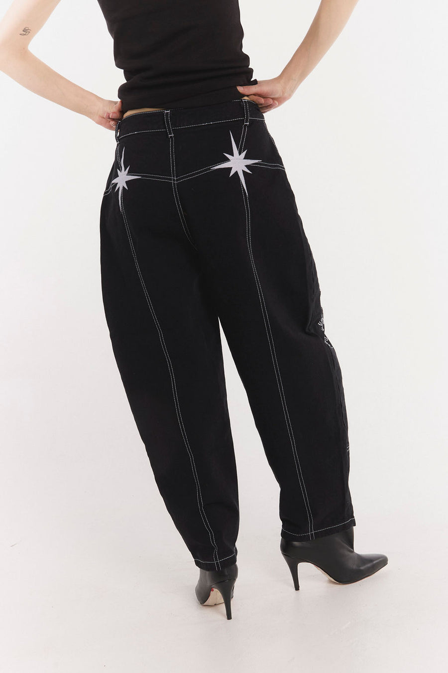 Pantalon Hay Algo Que Celebrar Negro