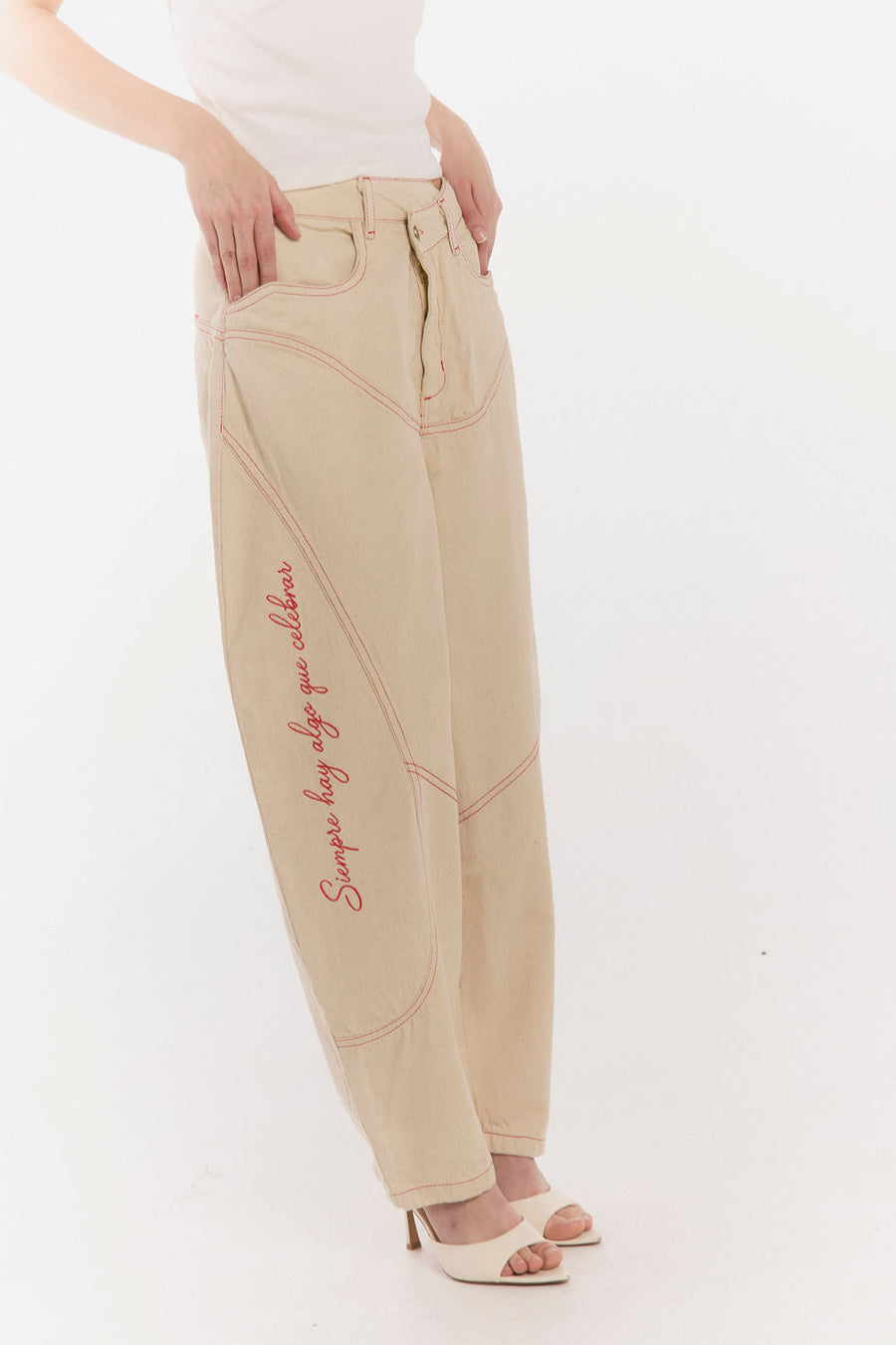 Pantalon Hay Algo Que Celebrar Beige