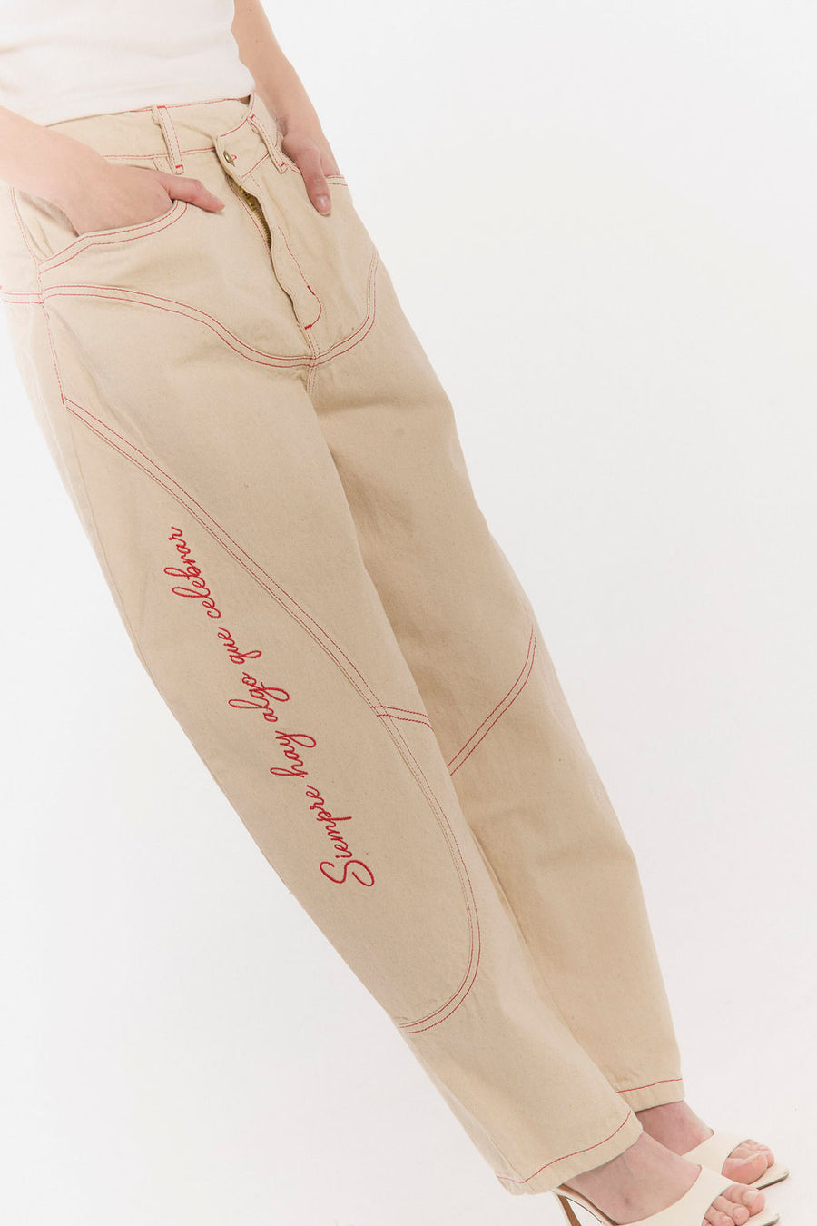 Pantalon Hay Algo Que Celebrar Beige