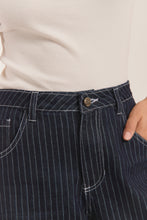 Cargar imagen en el visor de la galería, Short Domingo Denim Rayas
