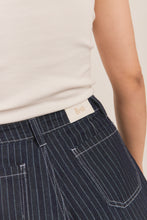 Cargar imagen en el visor de la galería, Short Domingo Denim Rayas
